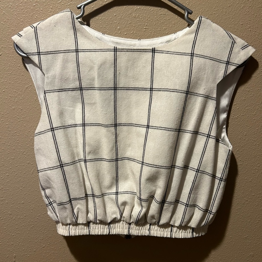 Line & Dot Cropped Top‎